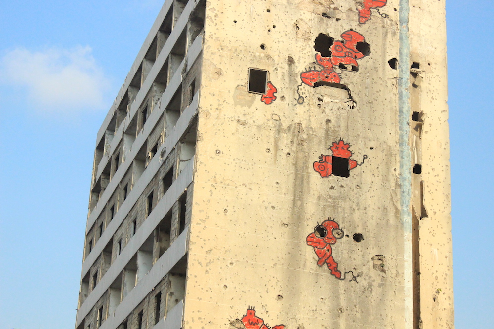 Un immeuble abandonné du centre-ville, criblé d'impacts datant de la guerre civile, sert de canevas pour les street artists de Beyrouth. © Aya Iskandarani 