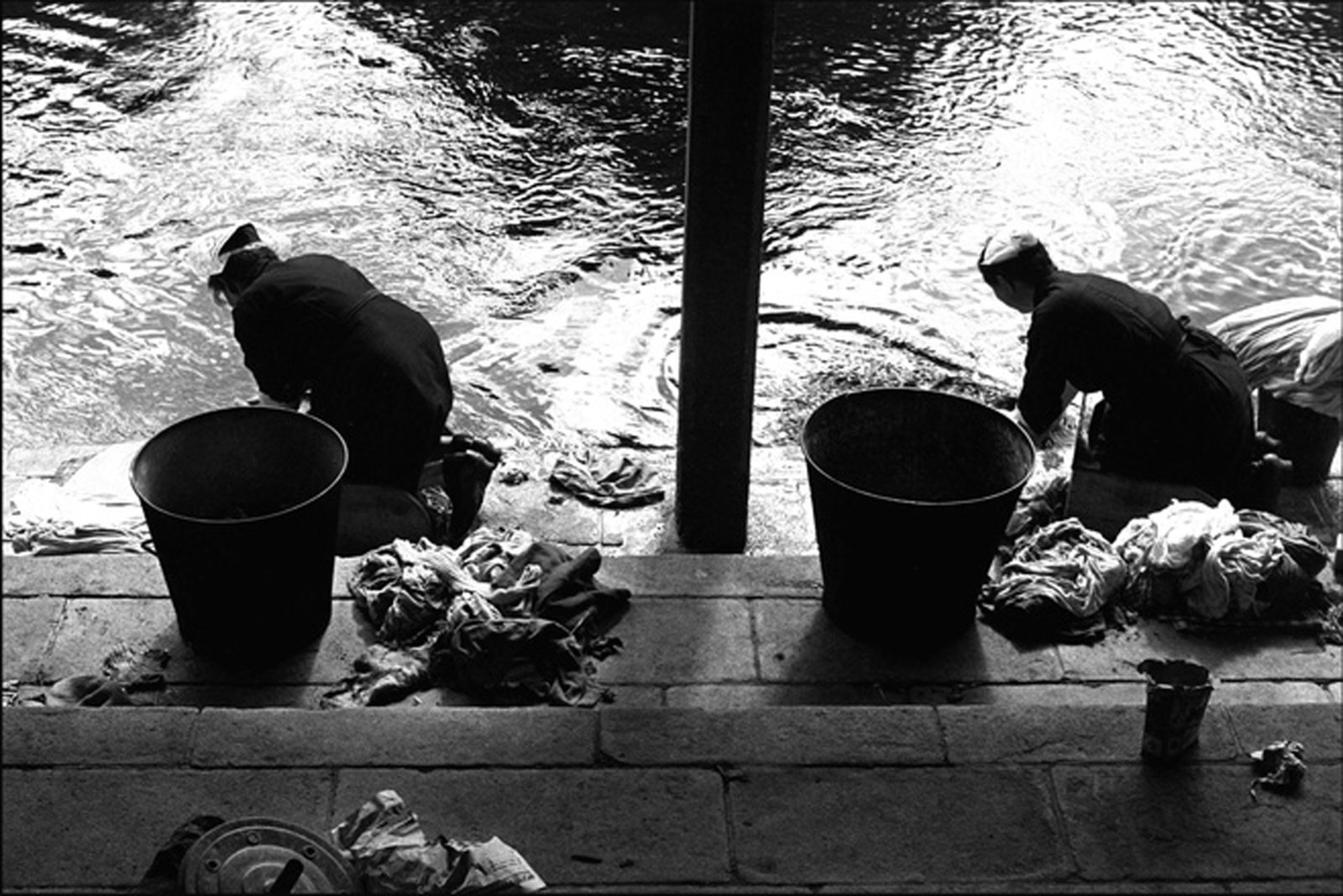 Les lavandières Bretagne, 1954 © Sabine Weiss