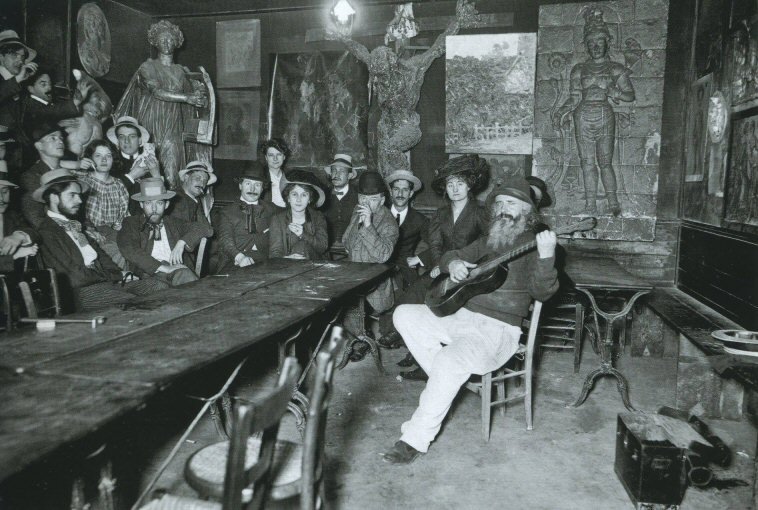 Le Cabaret du Lapin Agile, à Montmartre. Une quantité d'artistes sont réunis sur cette image (entre autres : Poulbot, Dufy, Barrère, Neumont, le père Frédé à la guitare) © Albert Hardingue, vers 1905.