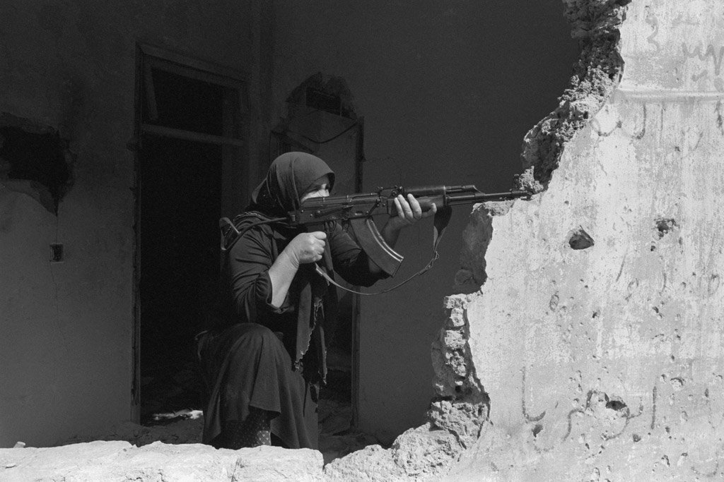 Femme palestinienne défendant sa maison, Beyrouth-ouest, 1982 © Christine Spengler / Corbis